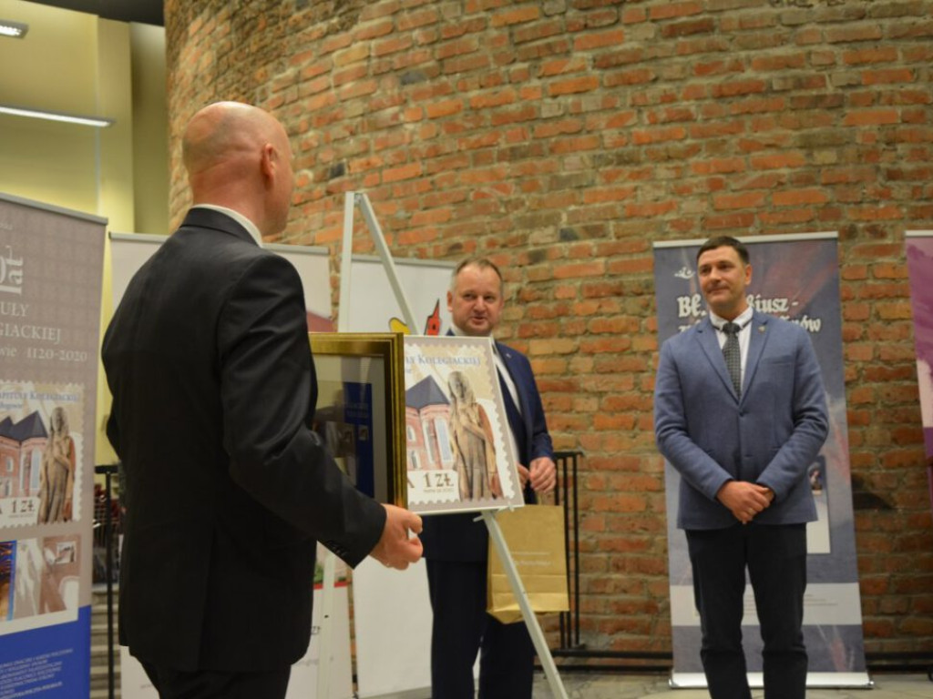 Już jest! Znaczek z głogowską kolegiatą. Poczta Polska wydała go w milionowym nakładzie