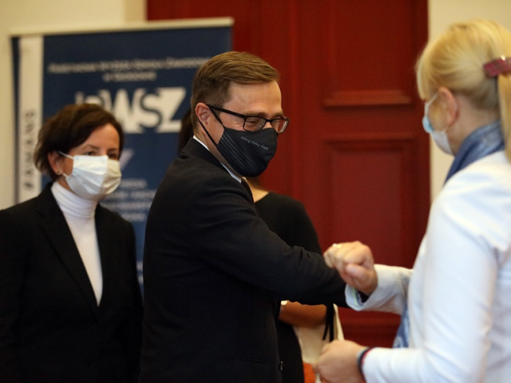 Pielęgniarki potrzebne od zaraz. Jest pewna praca i coraz wyższa płaca