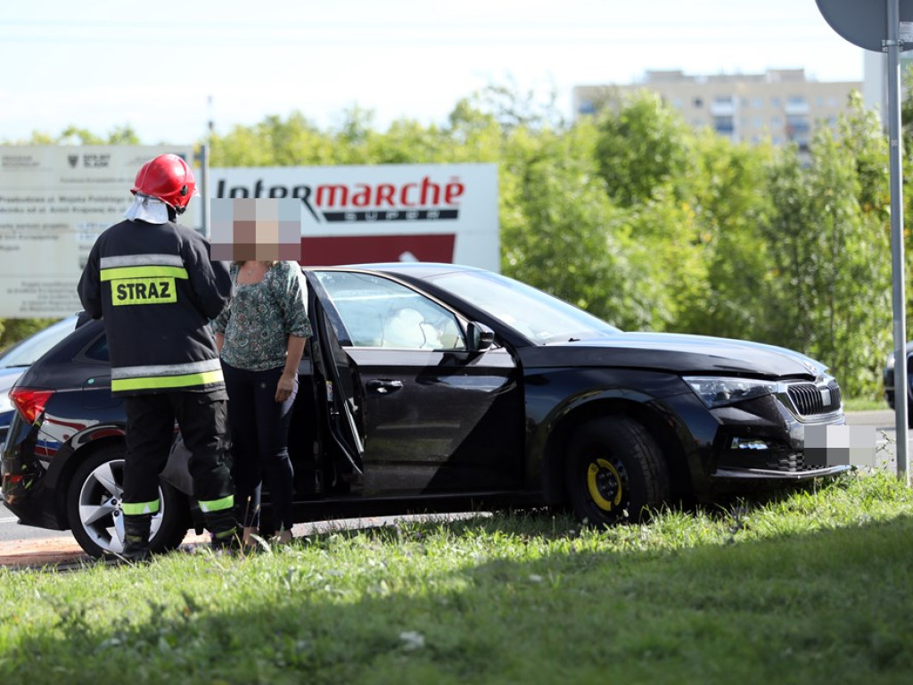 Nie zatrzymała się i wymusiła pierwszeństwo. Dwie osoby poszkodowane