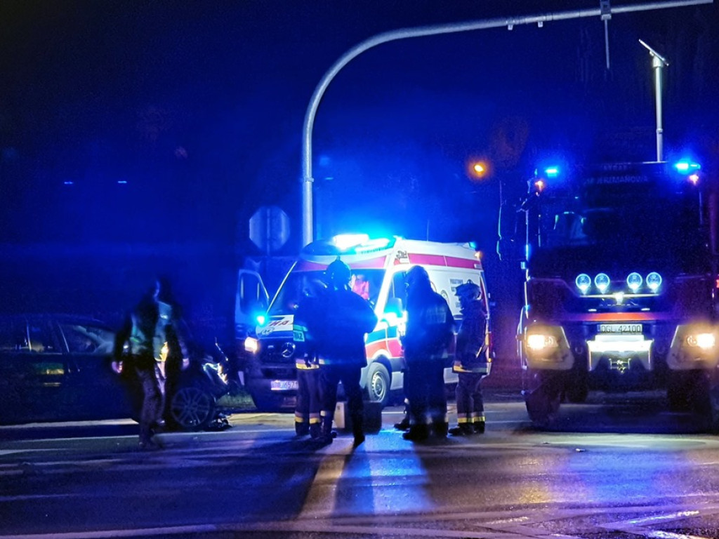 Kolizja na drodze wojewódzkiej koło Jerzmanowej. Zderzyły się dwa auta
