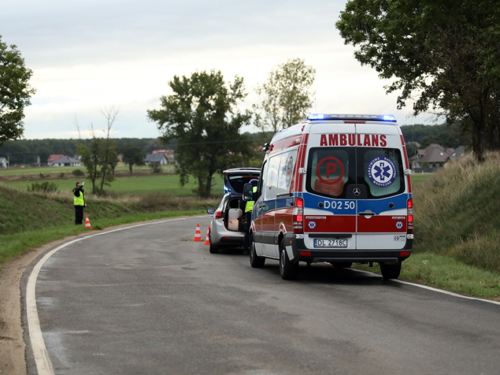 Auto w rowie koło Borku! 35-latka trafiła do szpitala