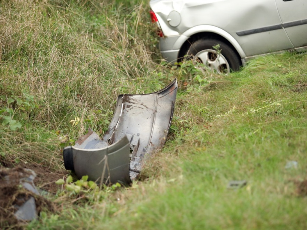 Auto w rowie koło Borku! 35-latka trafiła do szpitala