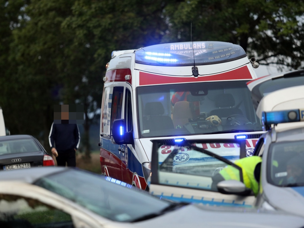Auto w rowie koło Borku! 35-latka trafiła do szpitala
