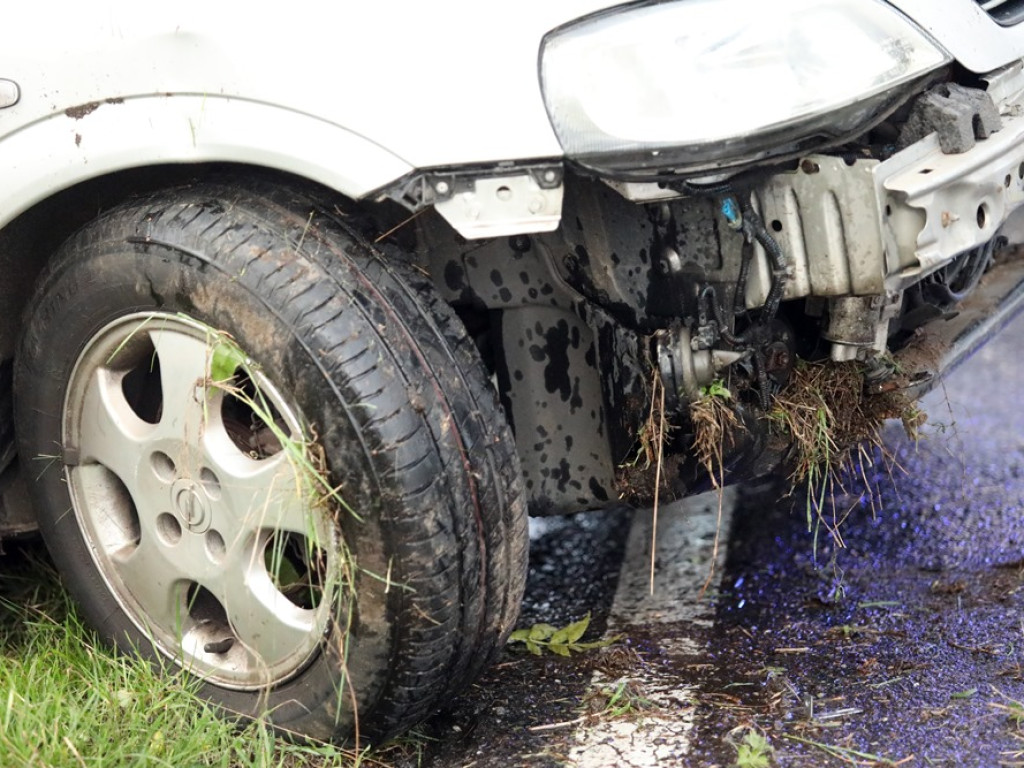 Auto w rowie koło Borku! 35-latka trafiła do szpitala