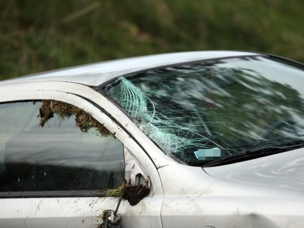 Auto w rowie koło Borku! 35-latka trafiła do szpitala
