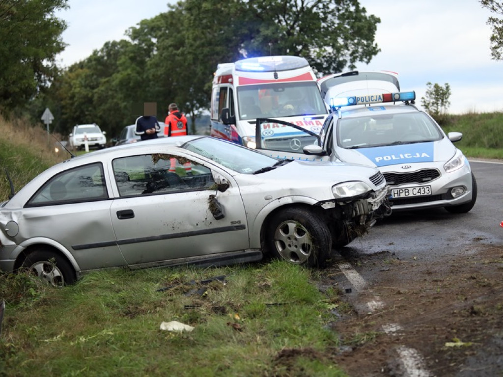 Auto w rowie koło Borku! 35-latka trafiła do szpitala