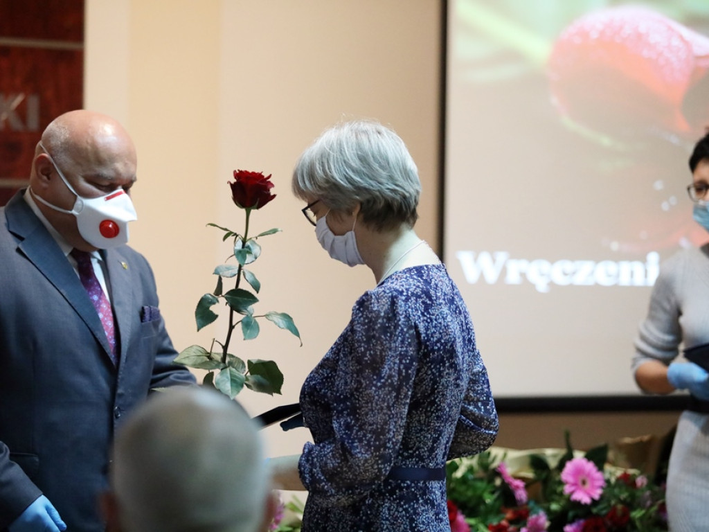 Dzień Edukacji Narodowej w maseczkach i rękawiczkach