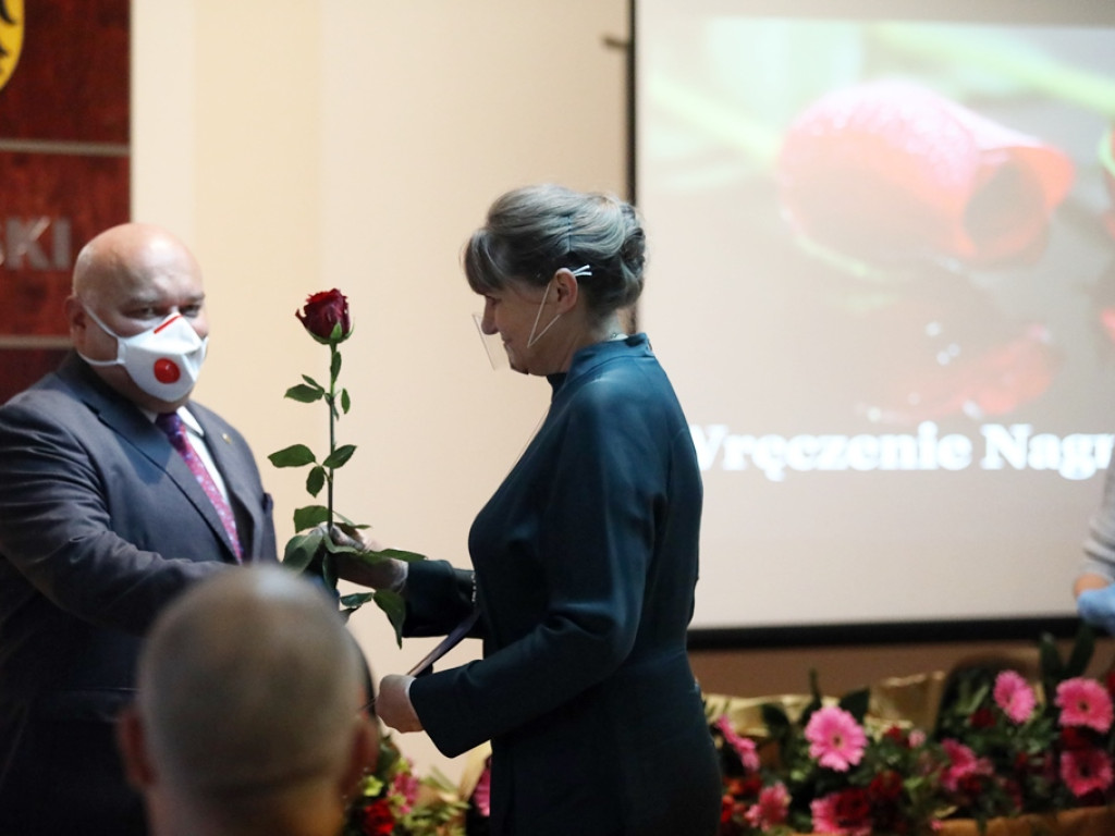 Dzień Edukacji Narodowej w maseczkach i rękawiczkach
