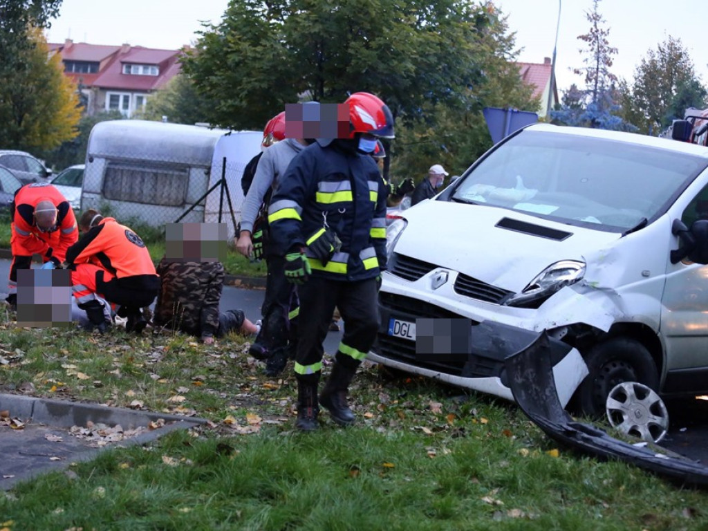 Dwa busy zderzyły się na osiedlu. 
