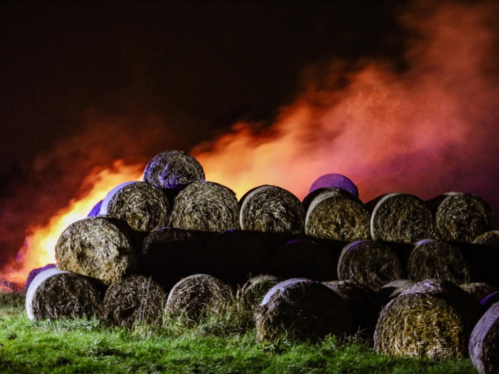Ogromny pożar stogu koło Głogowa. W ogniu stanęło około 1300 balotów