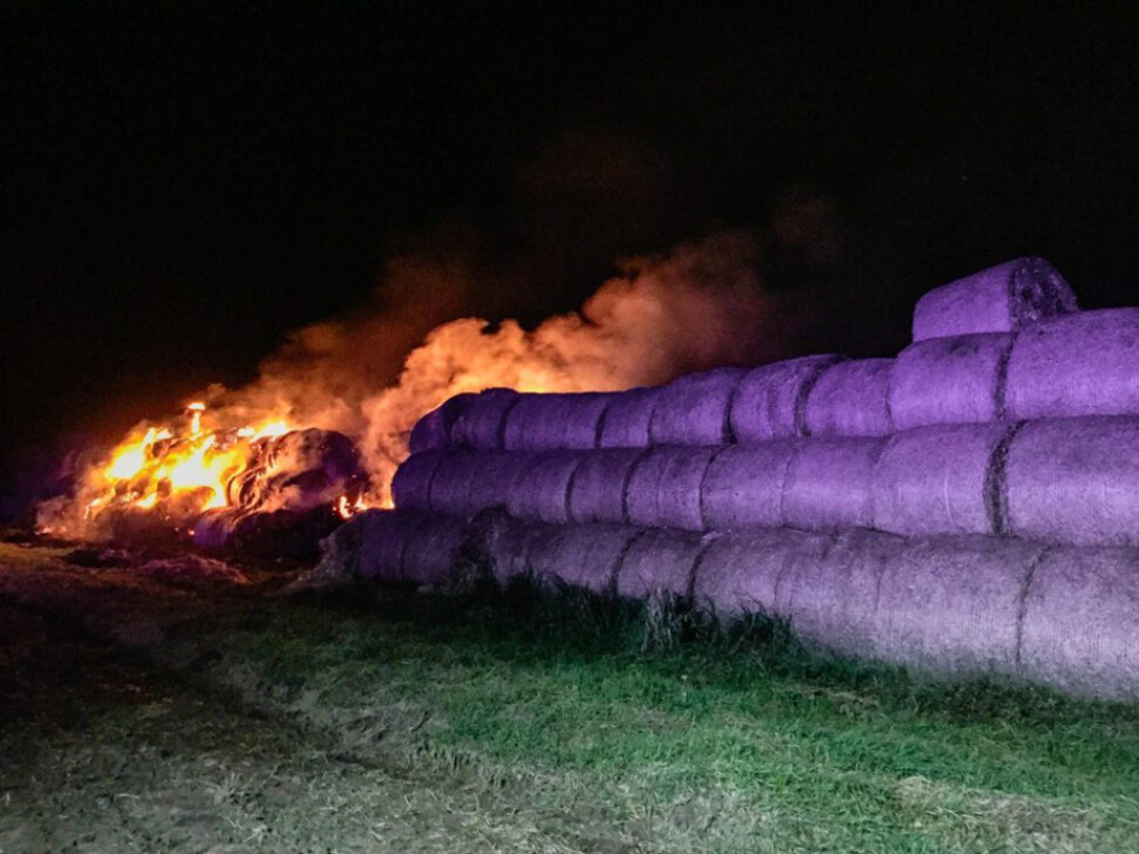 Ogromny pożar stogu koło Głogowa. W ogniu stanęło około 1300 balotów