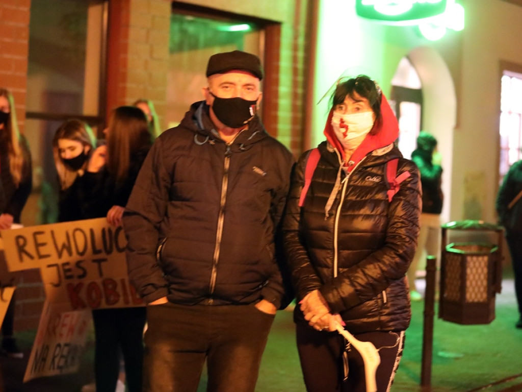Tłum ludzi strajkował pod siedzibą PiS-u! Znicze i trumna