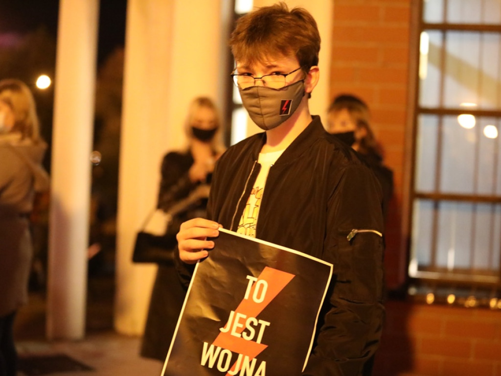 Tłum ludzi strajkował pod siedzibą PiS-u! Znicze i trumna