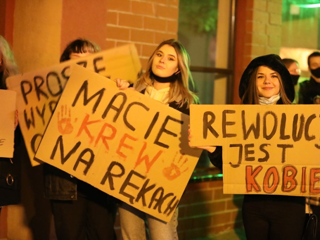 Tłum ludzi strajkował pod siedzibą PiS-u! Znicze i trumna