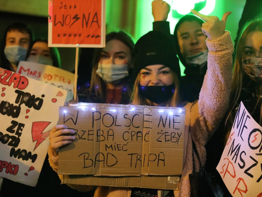 Tłum ludzi strajkował pod siedzibą PiS-u! Znicze i trumna