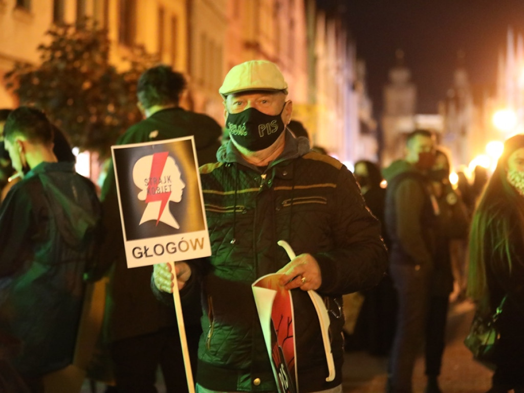 Tłum ludzi strajkował pod siedzibą PiS-u! Znicze i trumna