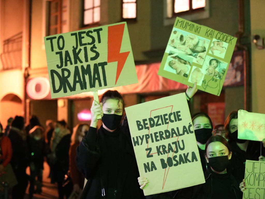 Tłum ludzi strajkował pod siedzibą PiS-u! Znicze i trumna