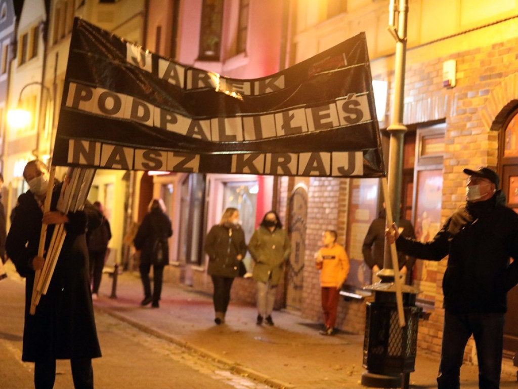 Tłum ludzi strajkował pod siedzibą PiS-u! Znicze i trumna