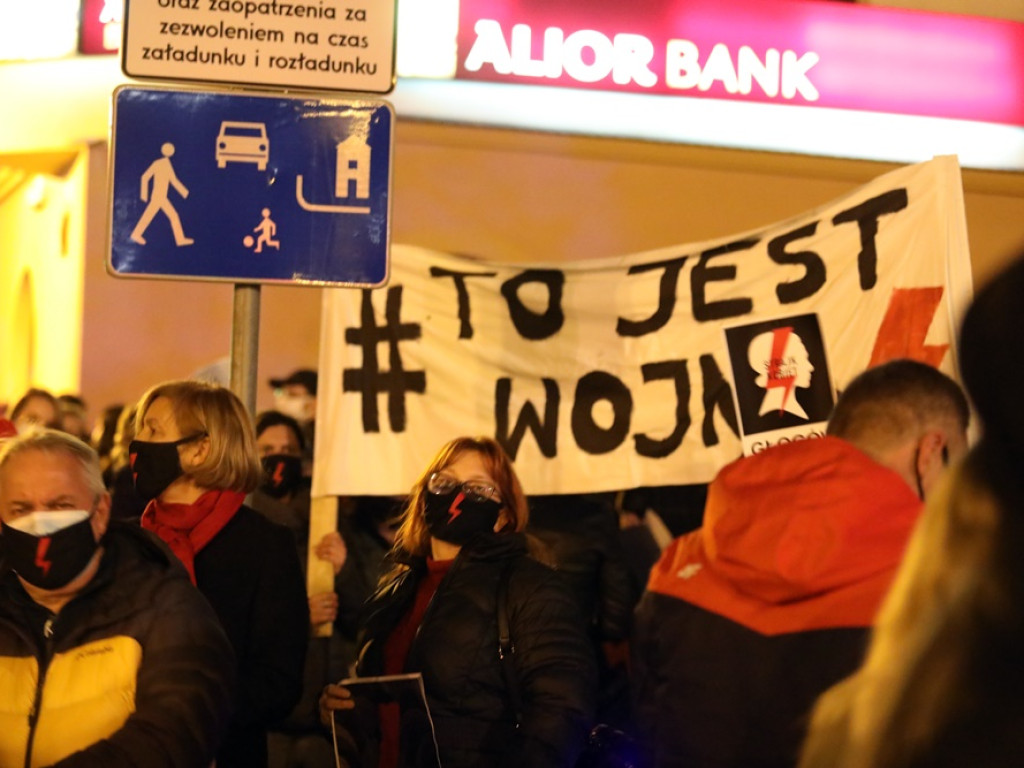 Tłum ludzi strajkował pod siedzibą PiS-u! Znicze i trumna