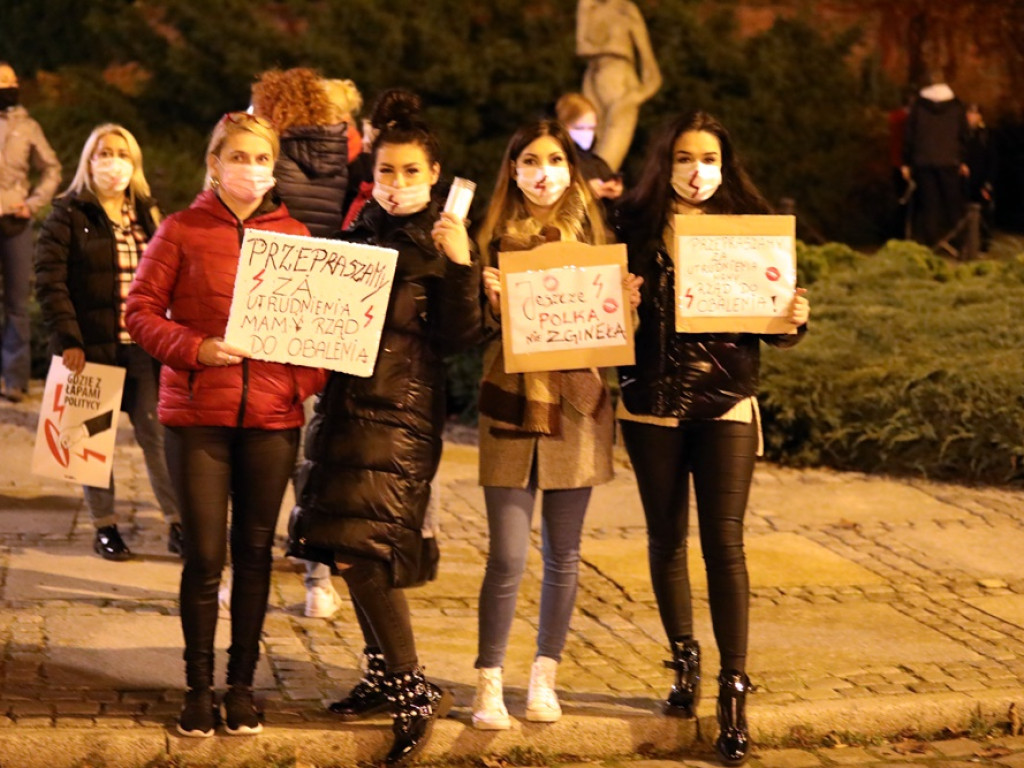 Tłum ludzi strajkował pod siedzibą PiS-u! Znicze i trumna