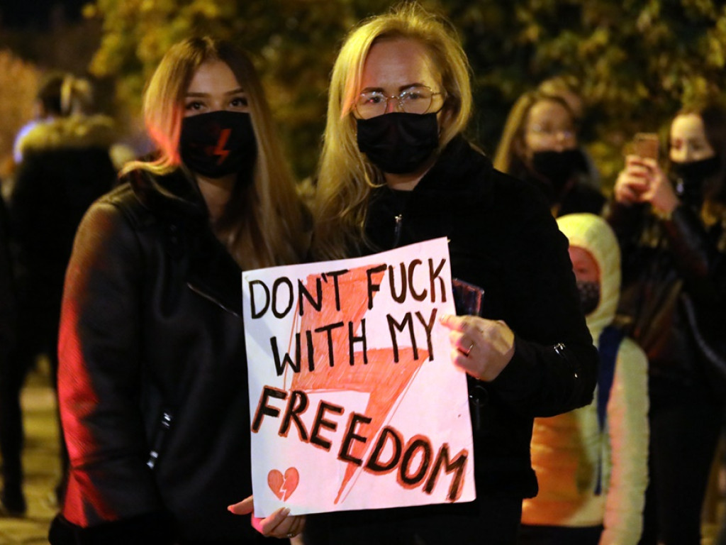 Tłum ludzi strajkował pod siedzibą PiS-u! Znicze i trumna