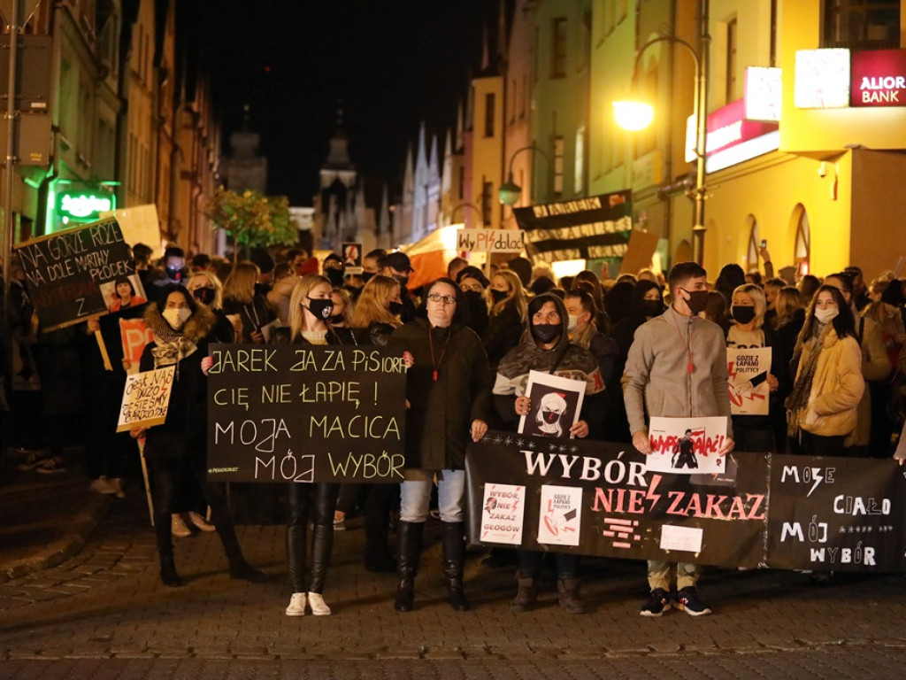 Tłum ludzi strajkował pod siedzibą PiS-u! Znicze i trumna