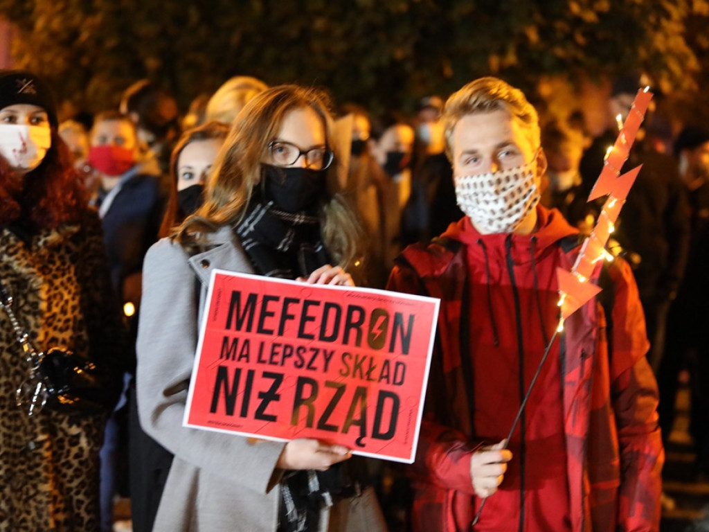 Tłum ludzi strajkował pod siedzibą PiS-u! Znicze i trumna