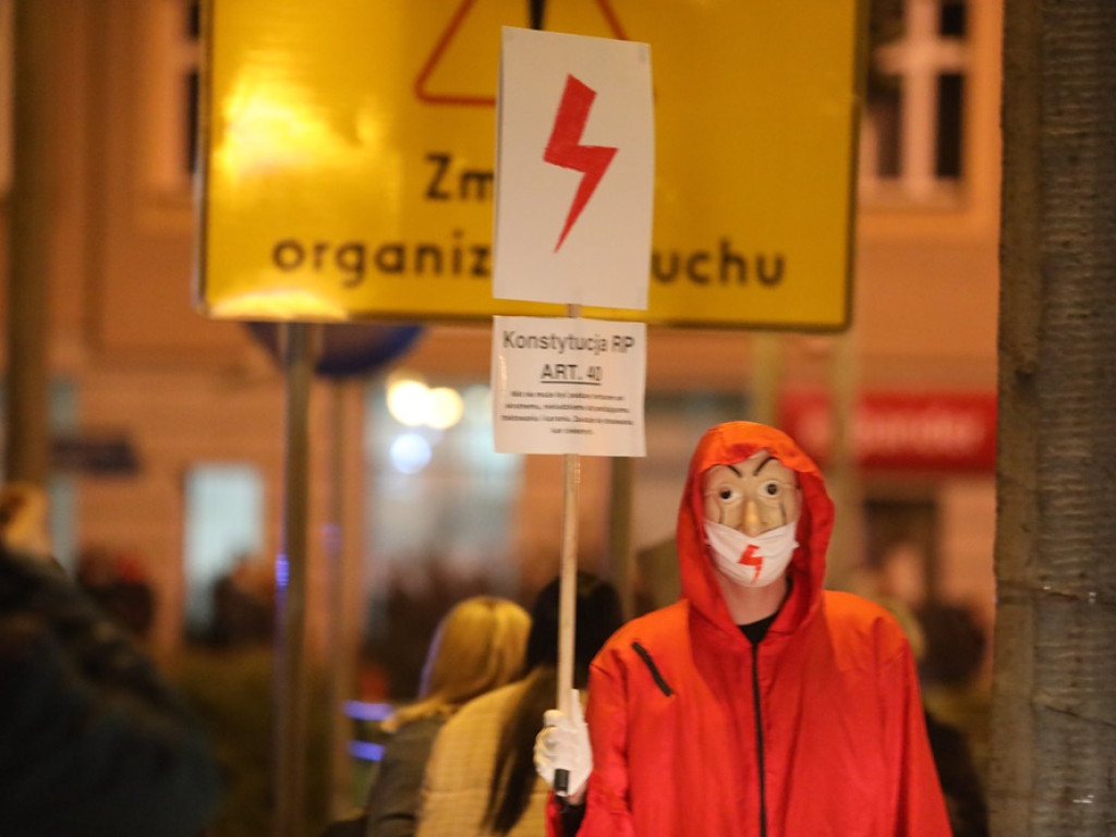 Tłum ludzi strajkował pod siedzibą PiS-u! Znicze i trumna