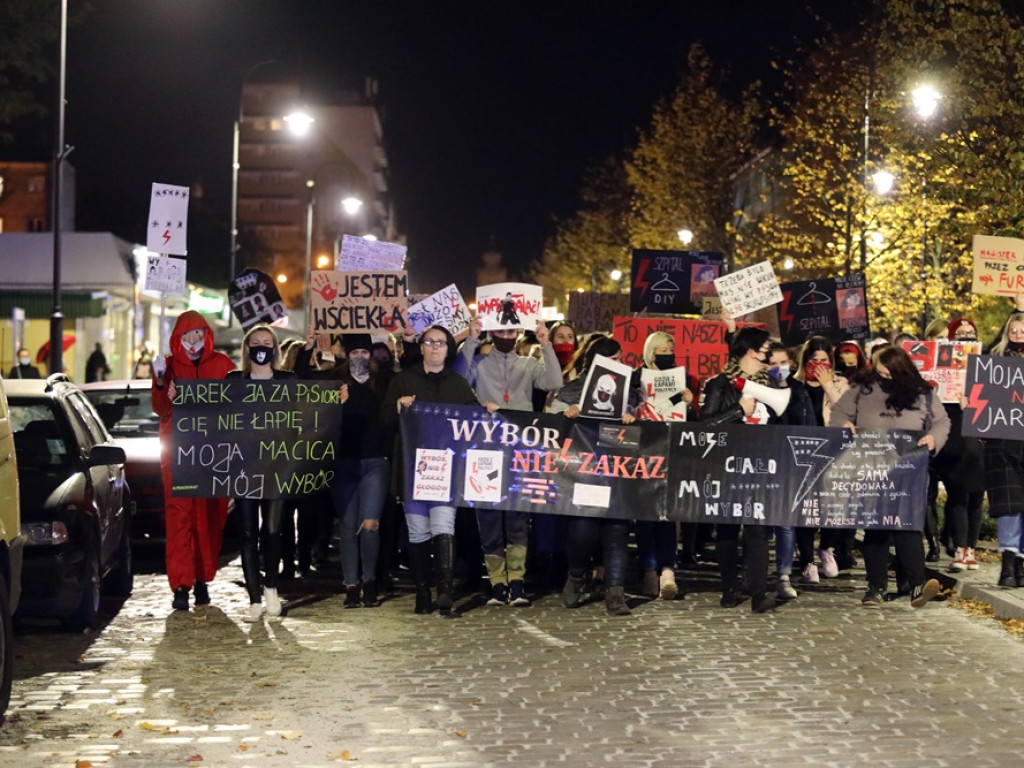 Tłum ludzi strajkował pod siedzibą PiS-u! Znicze i trumna