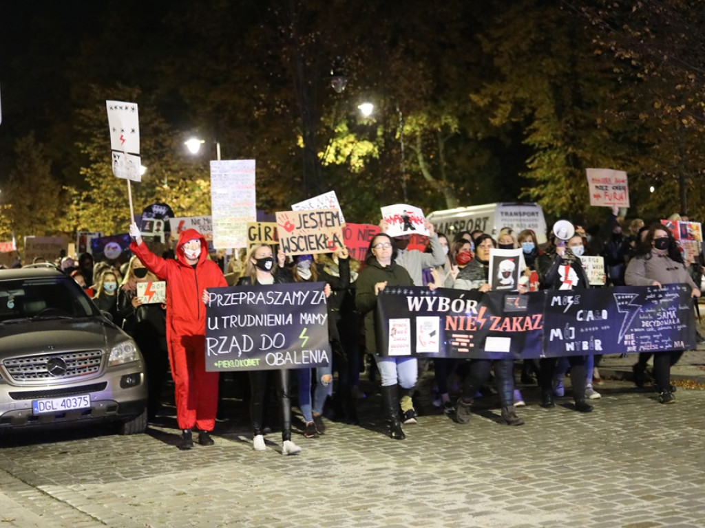 Tłum ludzi strajkował pod siedzibą PiS-u! Znicze i trumna