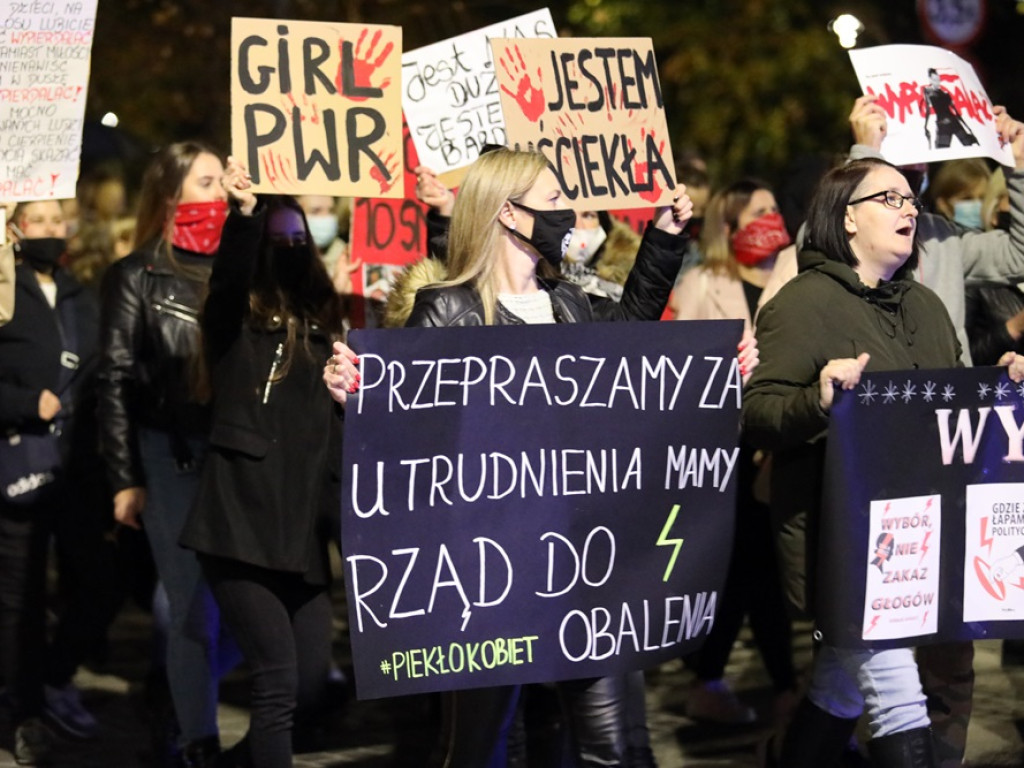 Tłum ludzi strajkował pod siedzibą PiS-u! Znicze i trumna