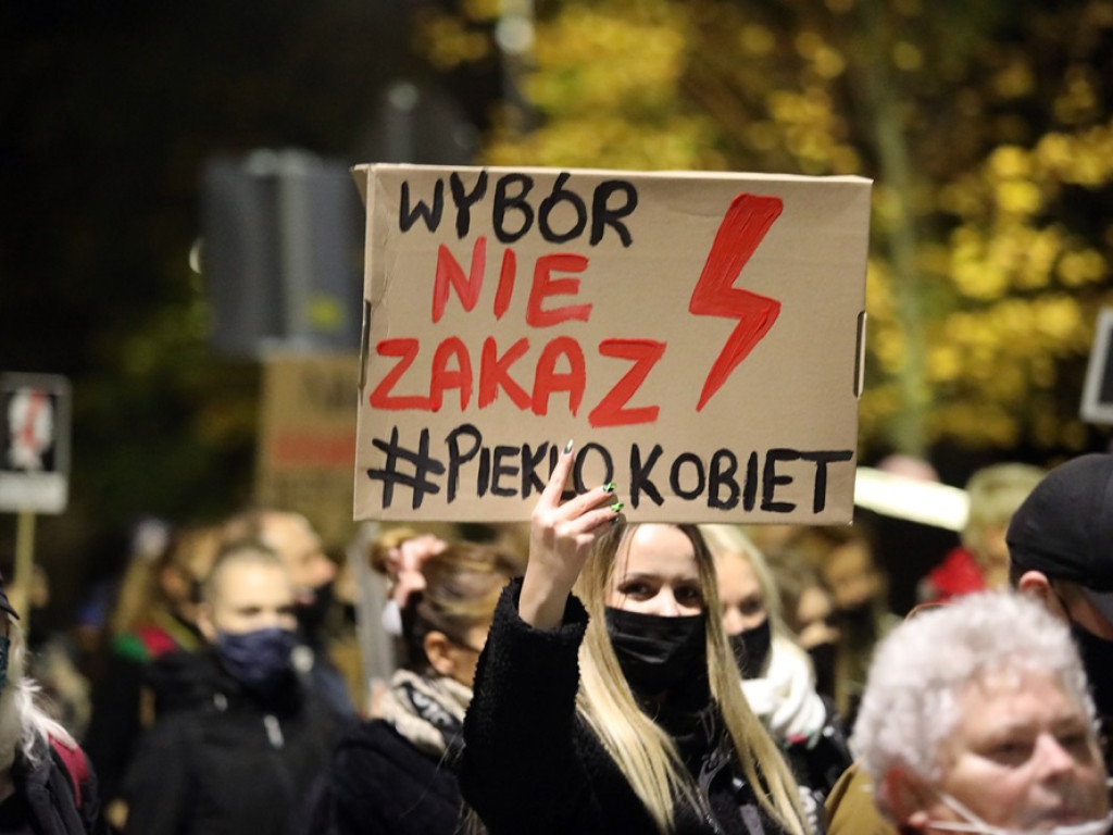 Tłum ludzi strajkował pod siedzibą PiS-u! Znicze i trumna