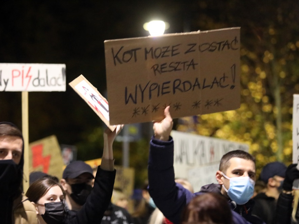 Tłum ludzi strajkował pod siedzibą PiS-u! Znicze i trumna