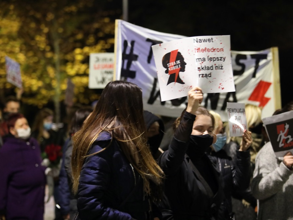 Tłum ludzi strajkował pod siedzibą PiS-u! Znicze i trumna
