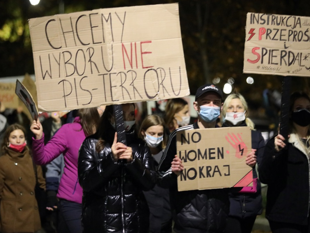 Tłum ludzi strajkował pod siedzibą PiS-u! Znicze i trumna