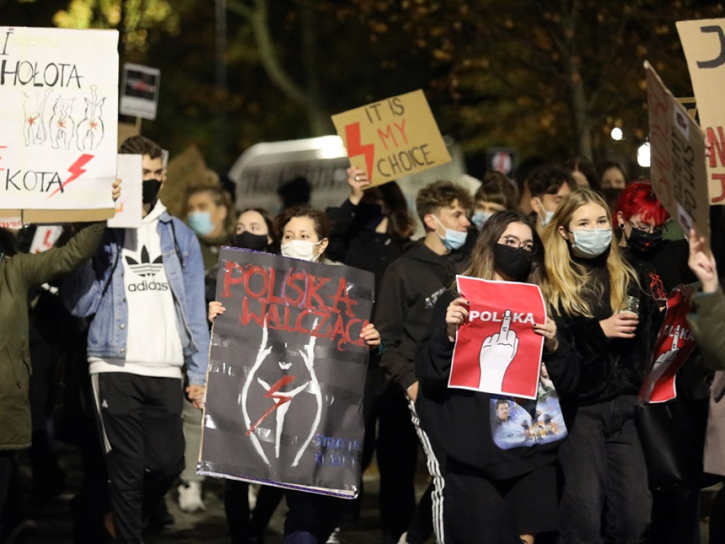 Tłum ludzi strajkował pod siedzibą PiS-u! Znicze i trumna