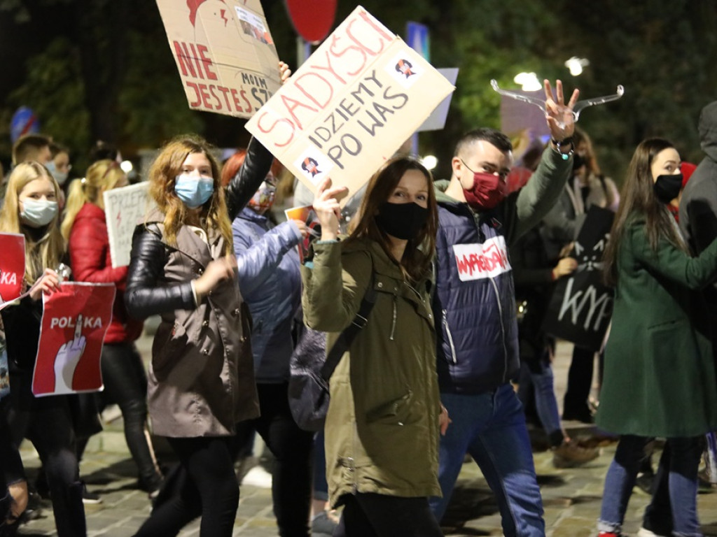 Tłum ludzi strajkował pod siedzibą PiS-u! Znicze i trumna
