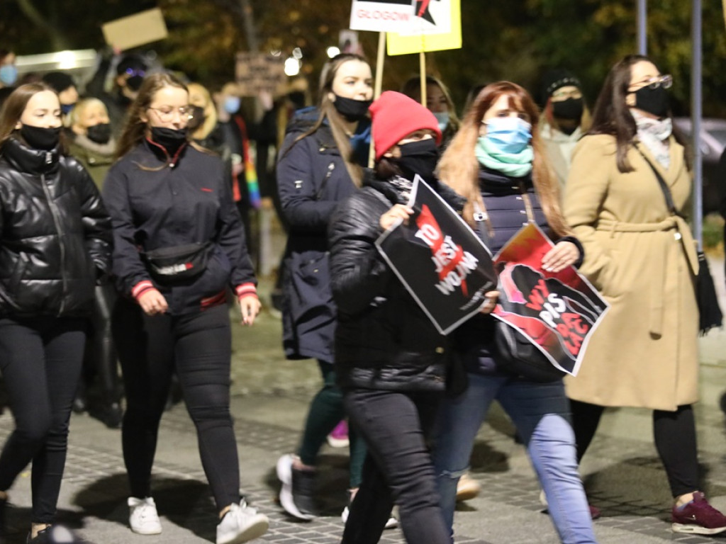Tłum ludzi strajkował pod siedzibą PiS-u! Znicze i trumna