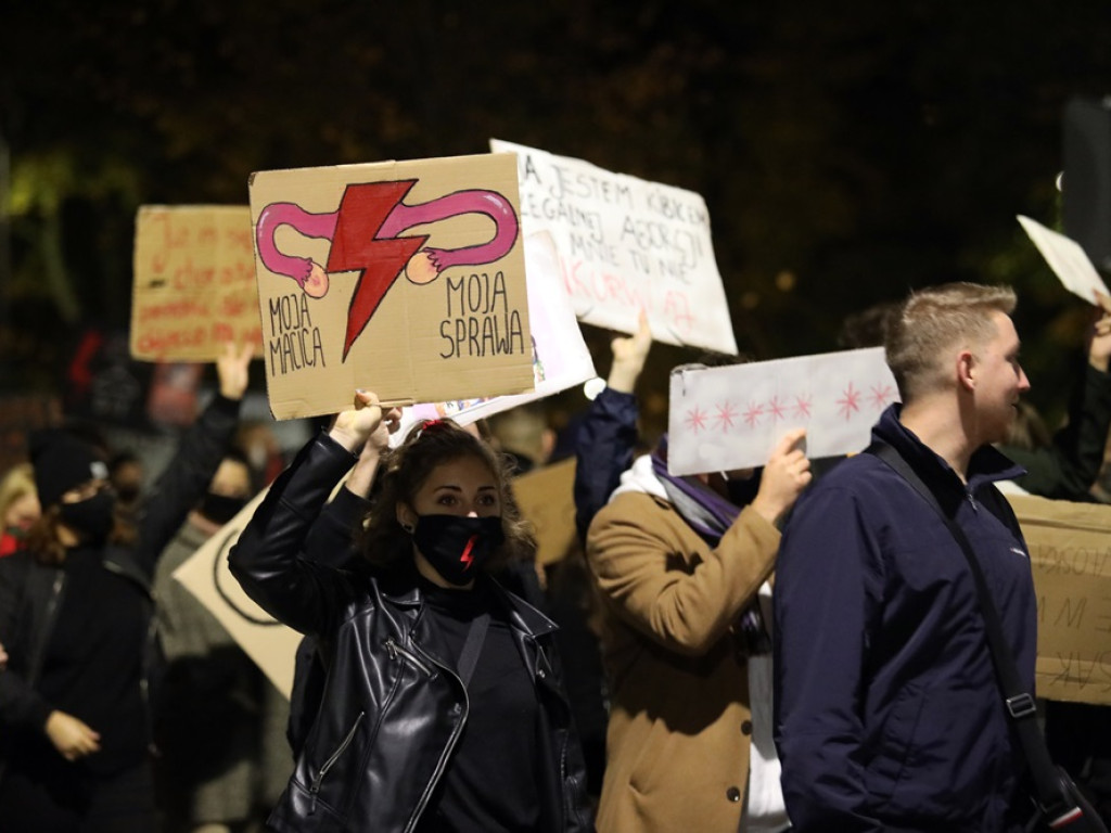 Tłum ludzi strajkował pod siedzibą PiS-u! Znicze i trumna