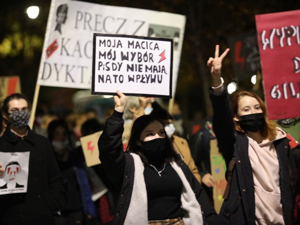 Tłum ludzi strajkował pod siedzibą PiS-u! Znicze i trumna