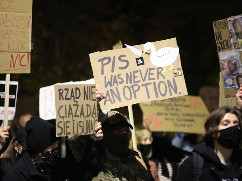 Tłum ludzi strajkował pod siedzibą PiS-u! Znicze i trumna