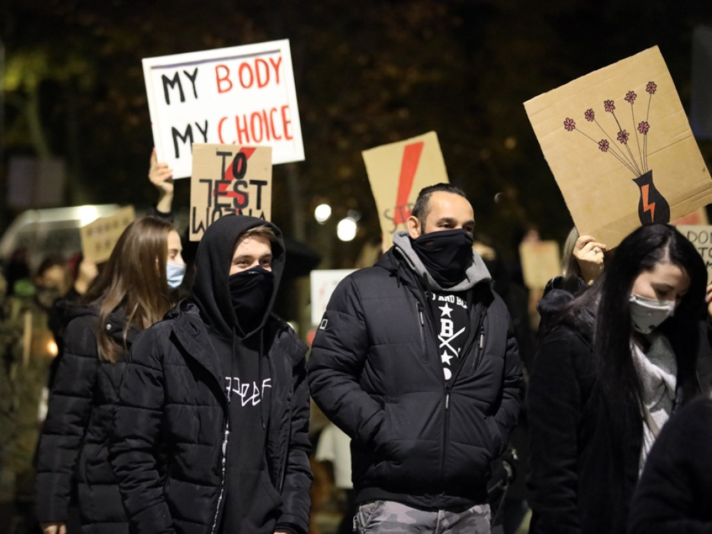 Tłum ludzi strajkował pod siedzibą PiS-u! Znicze i trumna