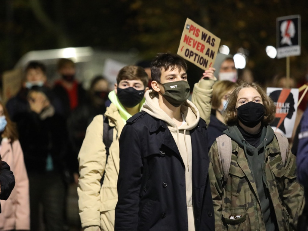 Tłum ludzi strajkował pod siedzibą PiS-u! Znicze i trumna