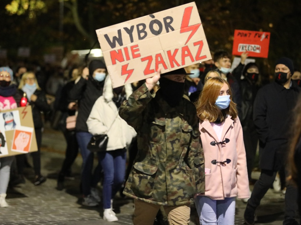 Tłum ludzi strajkował pod siedzibą PiS-u! Znicze i trumna
