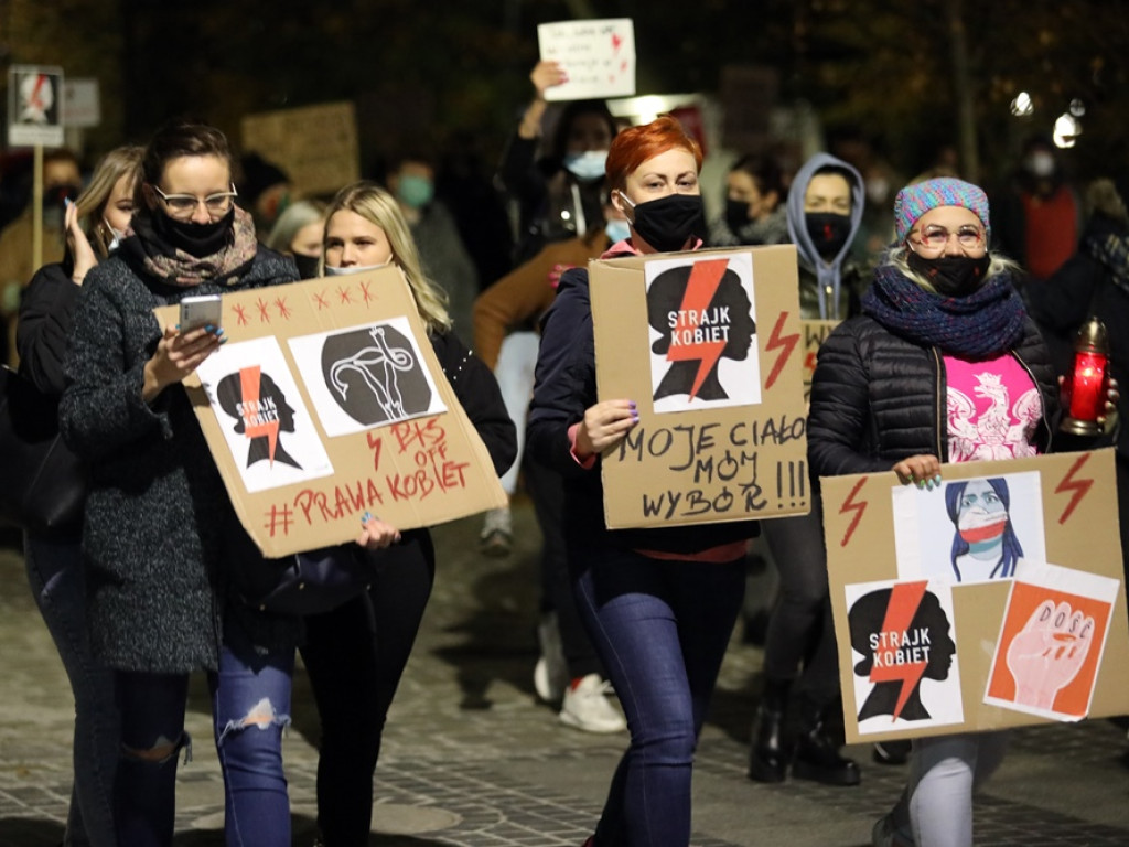 Tłum ludzi strajkował pod siedzibą PiS-u! Znicze i trumna