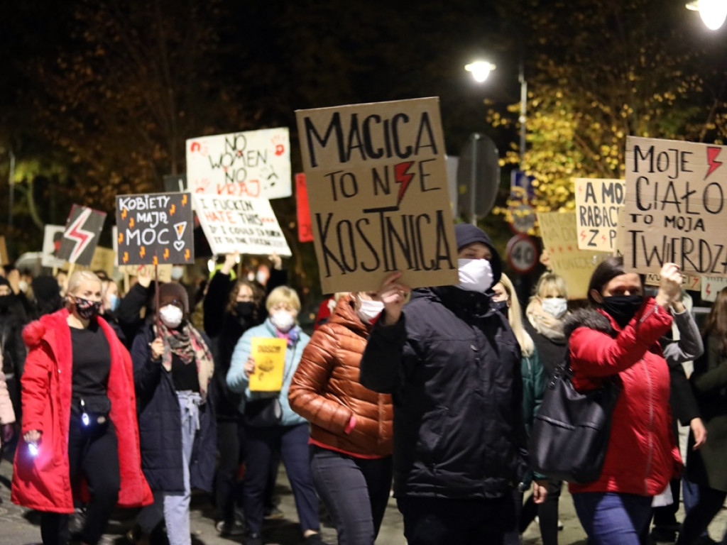 Tłum ludzi strajkował pod siedzibą PiS-u! Znicze i trumna