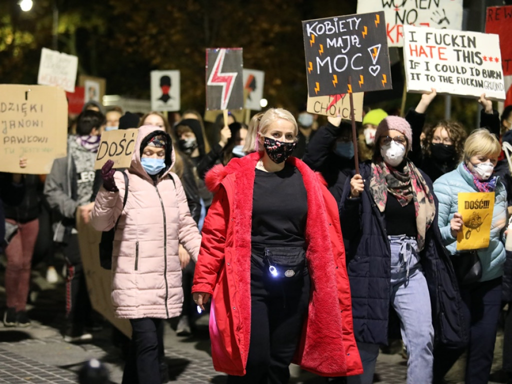 Tłum ludzi strajkował pod siedzibą PiS-u! Znicze i trumna