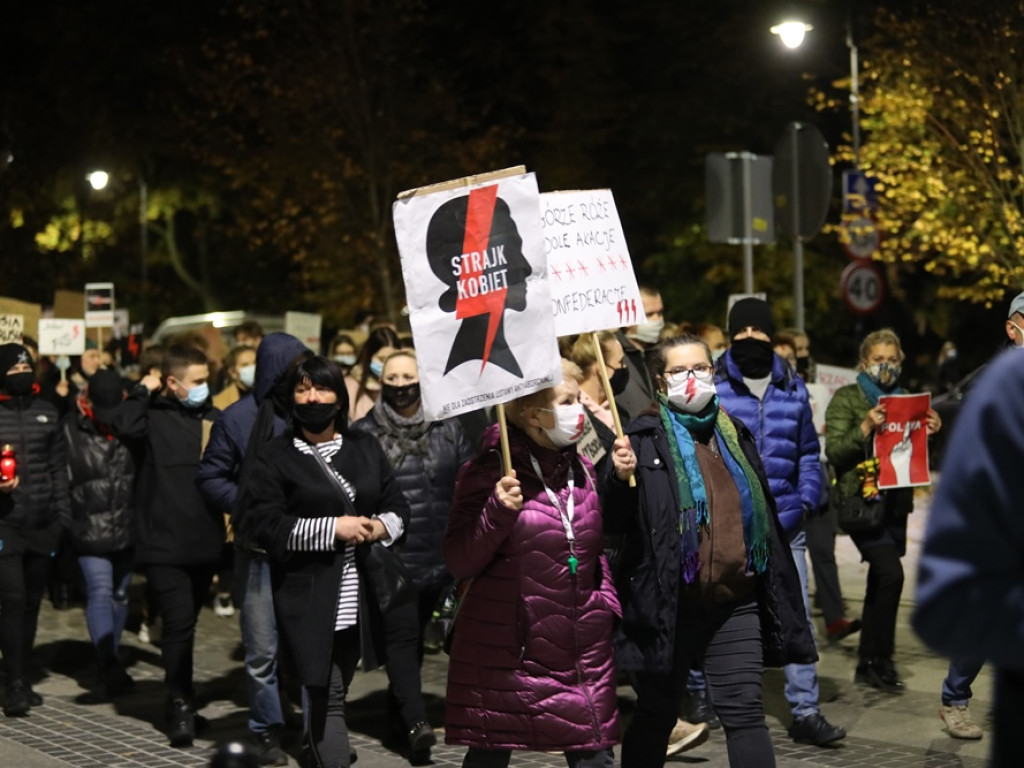 Tłum ludzi strajkował pod siedzibą PiS-u! Znicze i trumna