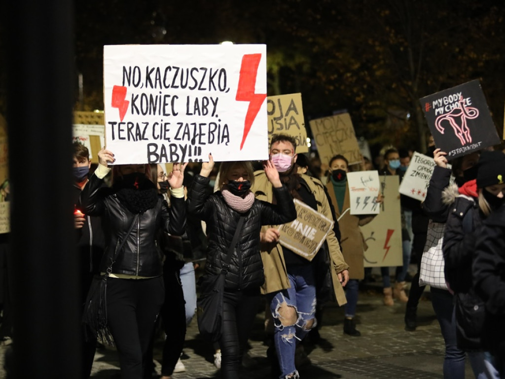Tłum ludzi strajkował pod siedzibą PiS-u! Znicze i trumna
