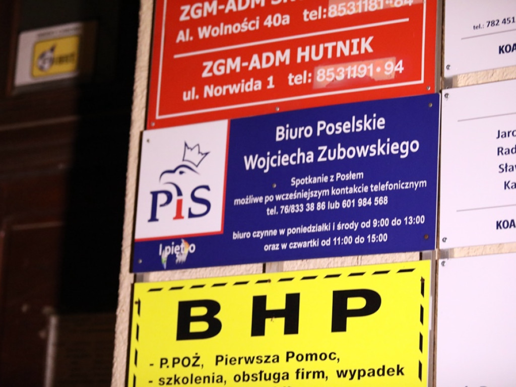 Tłum ludzi strajkował pod siedzibą PiS-u! Znicze i trumna